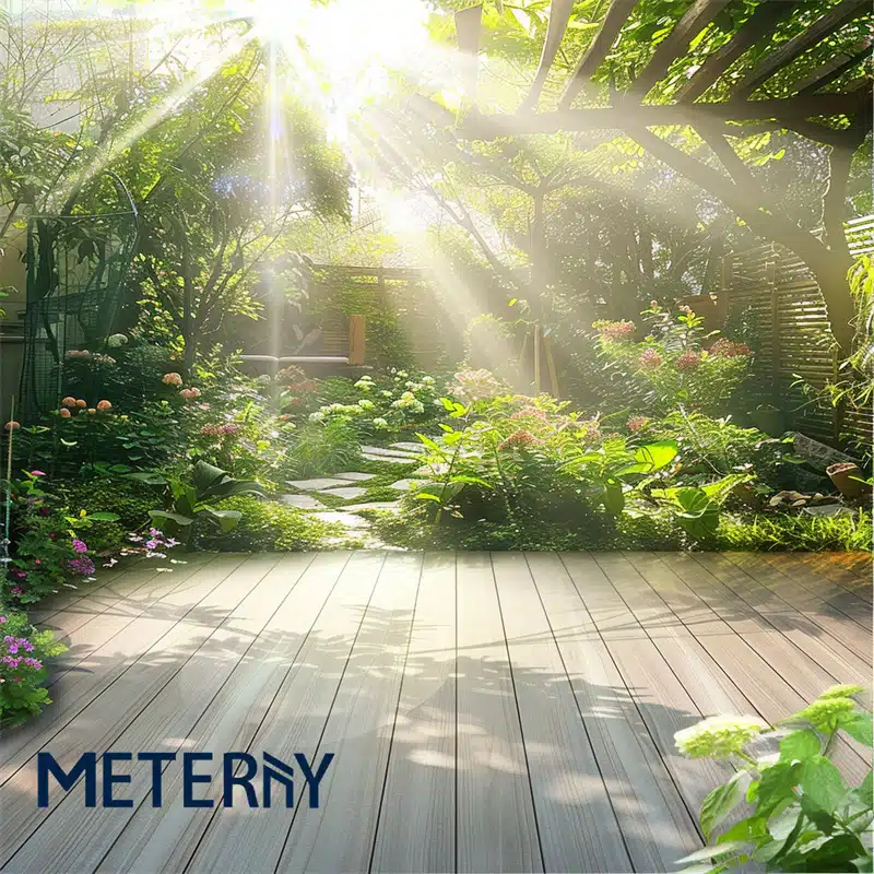 Pavimento in WPC installato in un bellissimo giardino decorativo