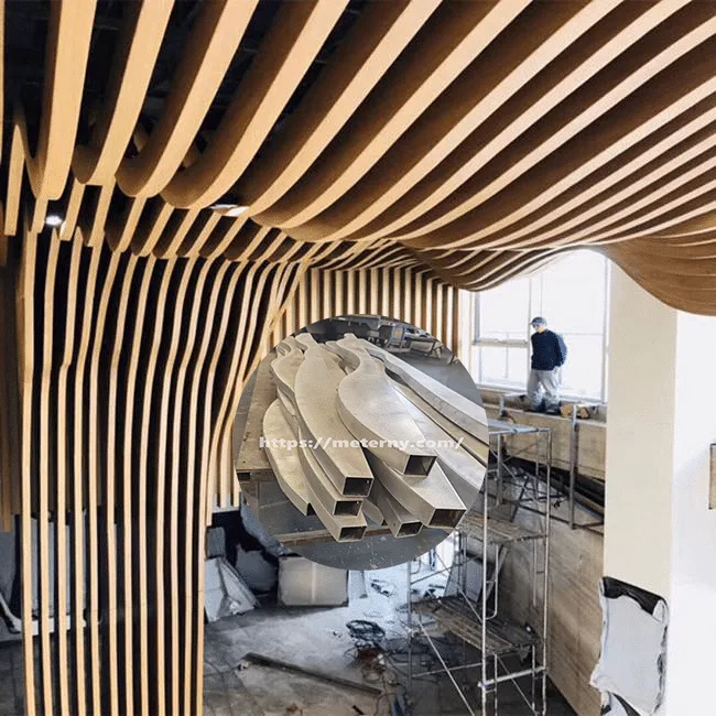 MetaBuffle™ Aluminum 3D Baffle Ceiling instalado no interior de um escritório moderno.