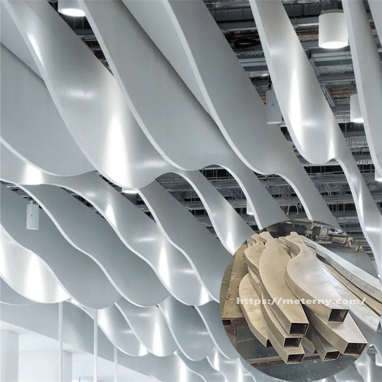 Nahaufnahme der MetaBaffle™ Restaurant Aluminum Tube Baffle Ceiling in einem Restaurant.