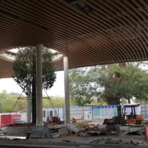 New Design Aluminum Strips Deckenmontage in einem stilvollen Wohnbereich.