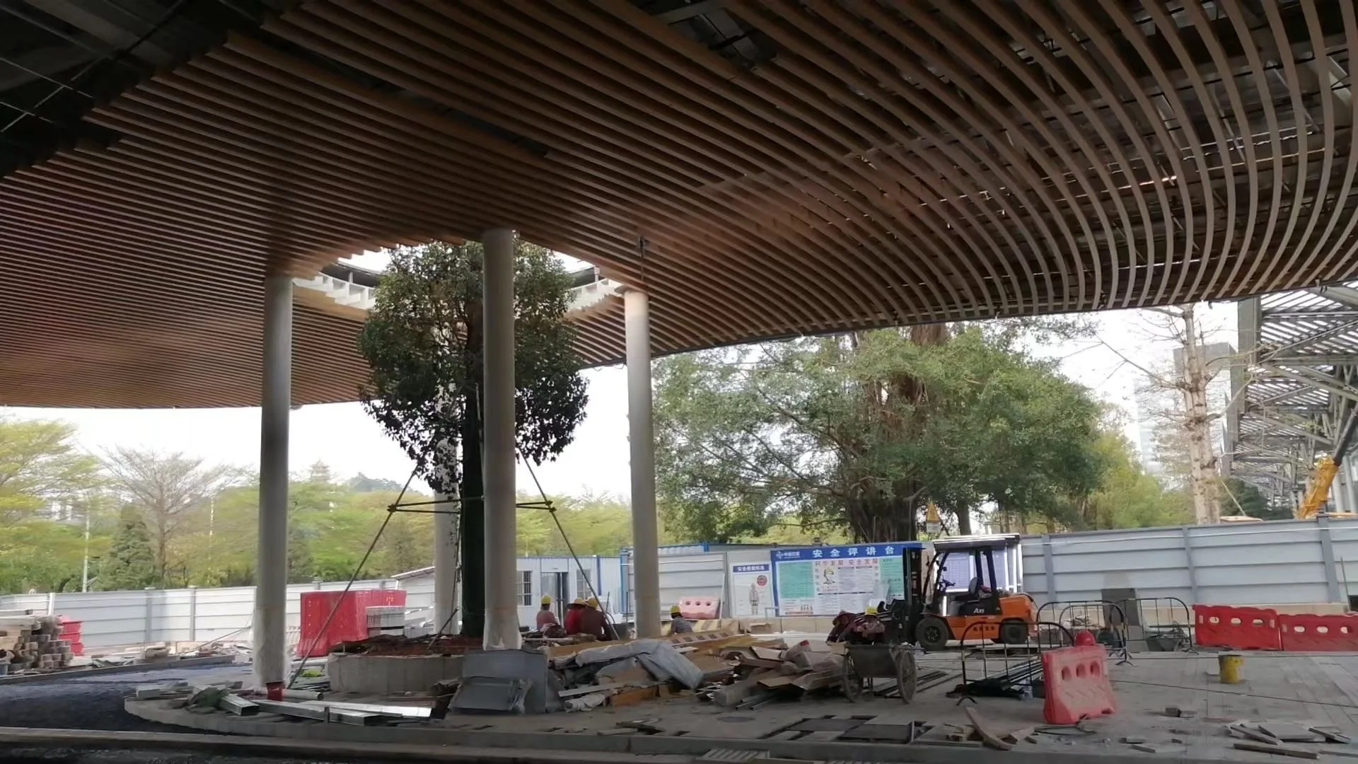 New Design Aluminum Strips Deckenmontage in einem stilvollen Wohnbereich.