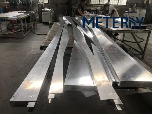 Алюминиевые перегородки в форме волны