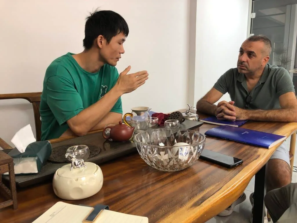 Riunione con i clienti sui pannelli in alluminio