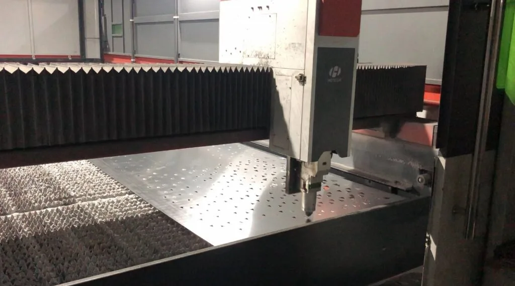 Fase di realizzazione dei fori perforati CNC 