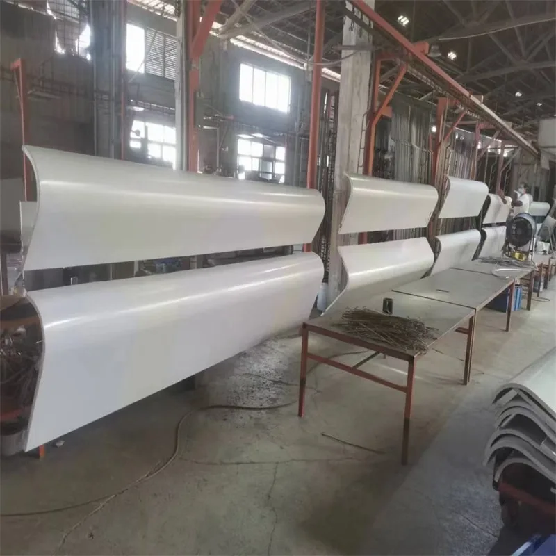 Pannelli in fase di rivestimento per la finitura a colori