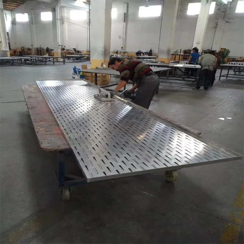 Operaio che realizza staffe sui lati