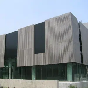 Panel de pared WPC gris para espacios comerciales