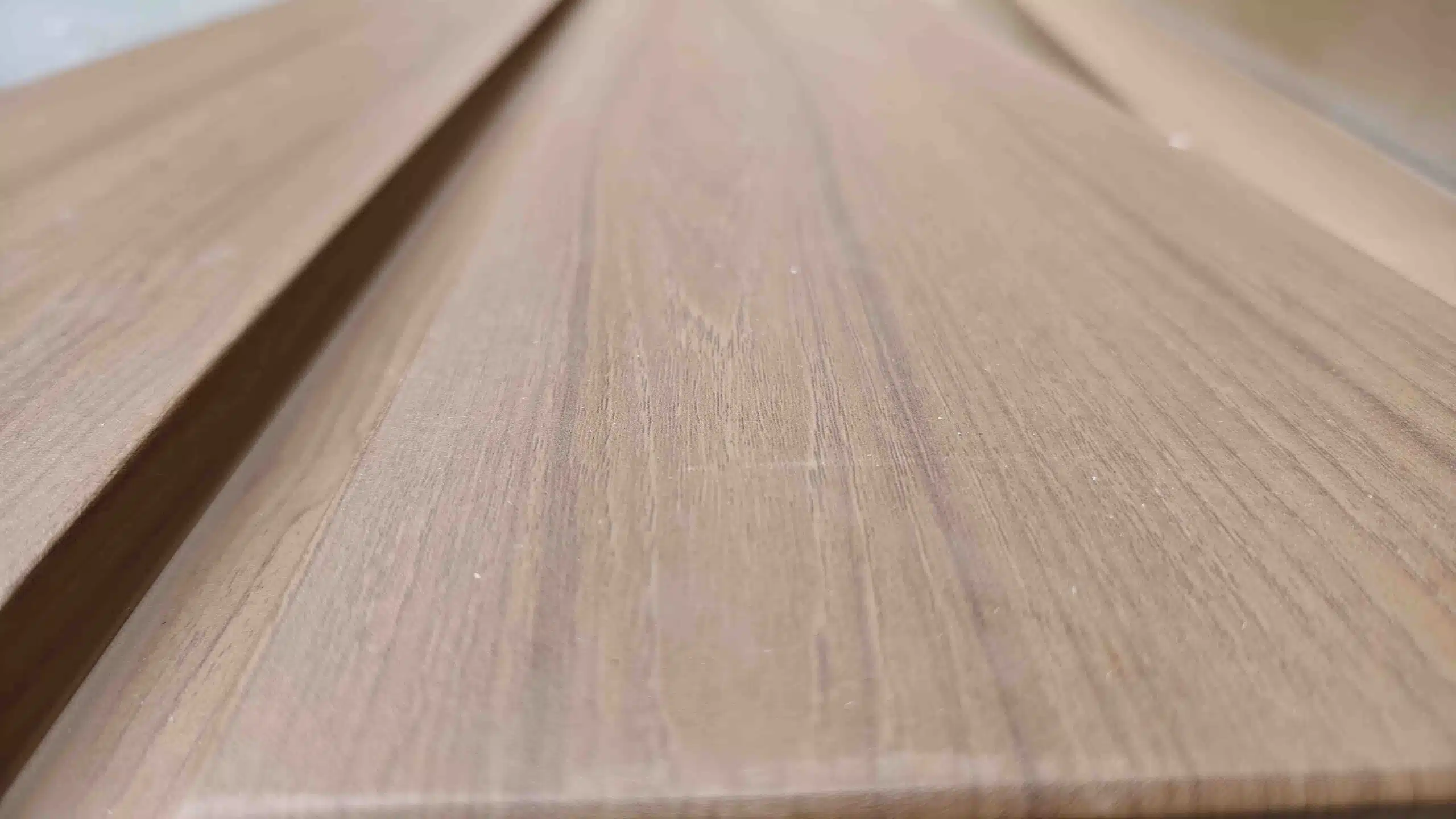 Fachada de aluminio acabado madera