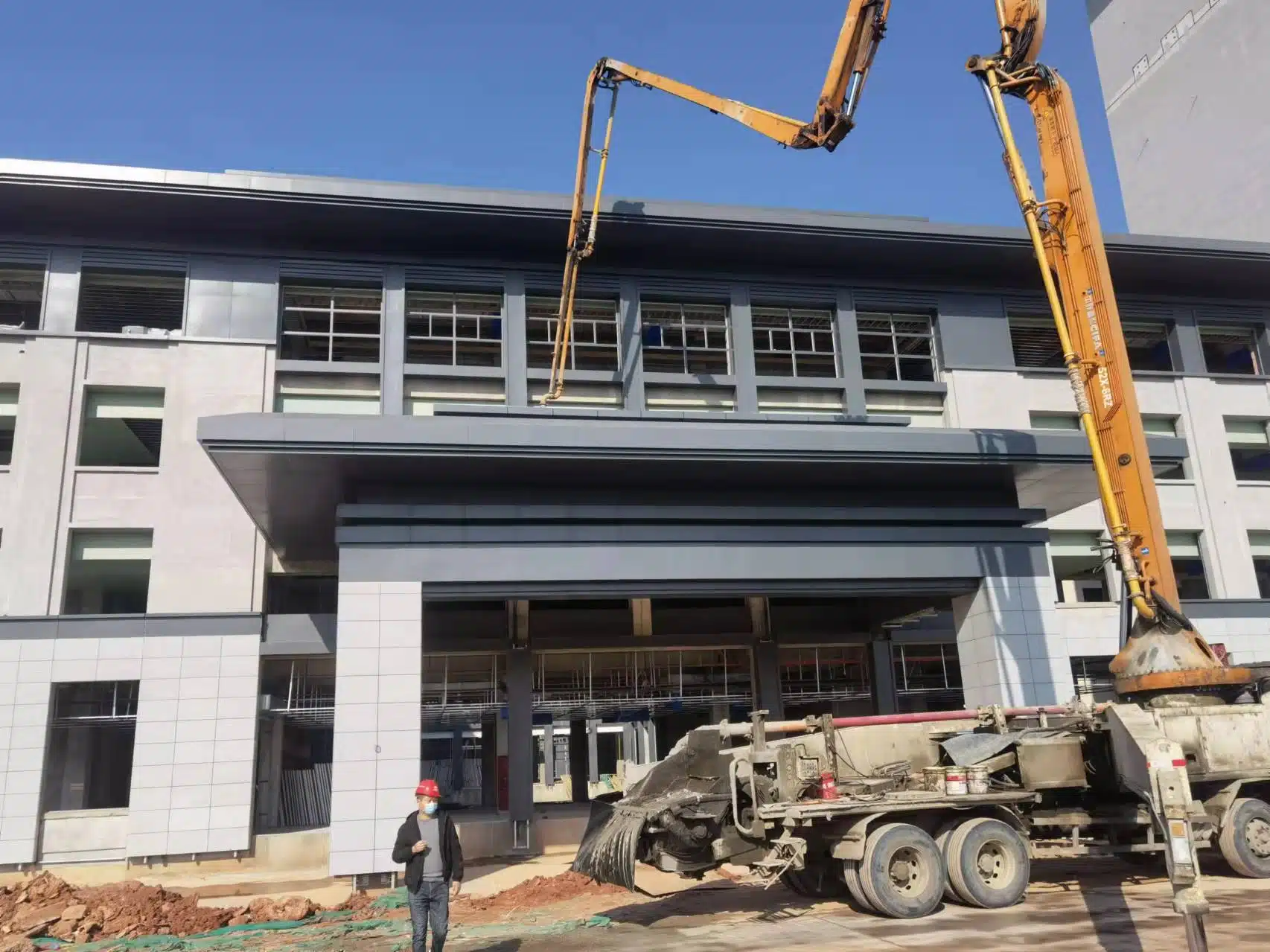 Meterny Pannello in alluminio installato su parete esterna