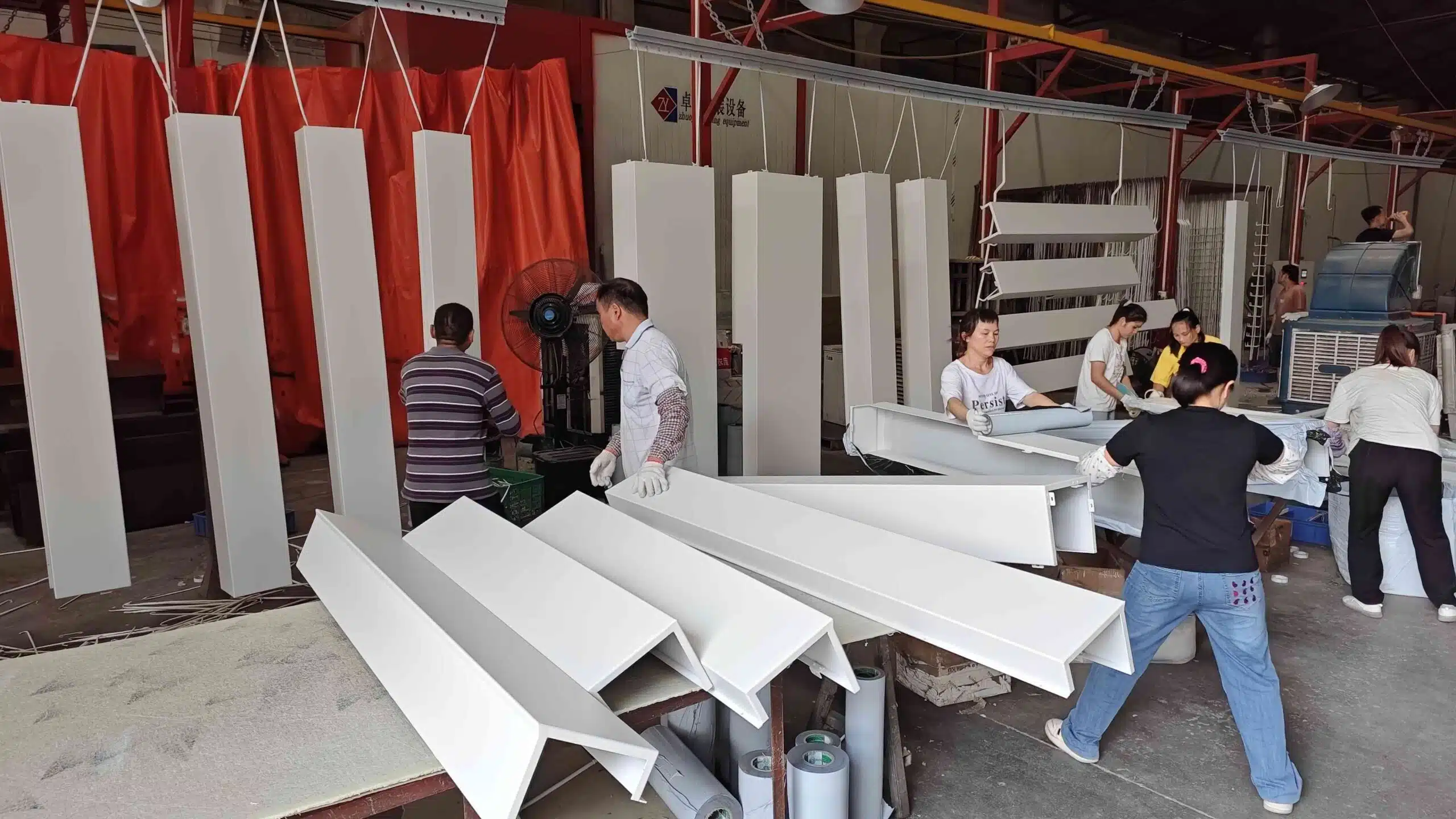 Arbeiter, die eine Außenfassade aus Aluminium mit einem Platikschutz versehen