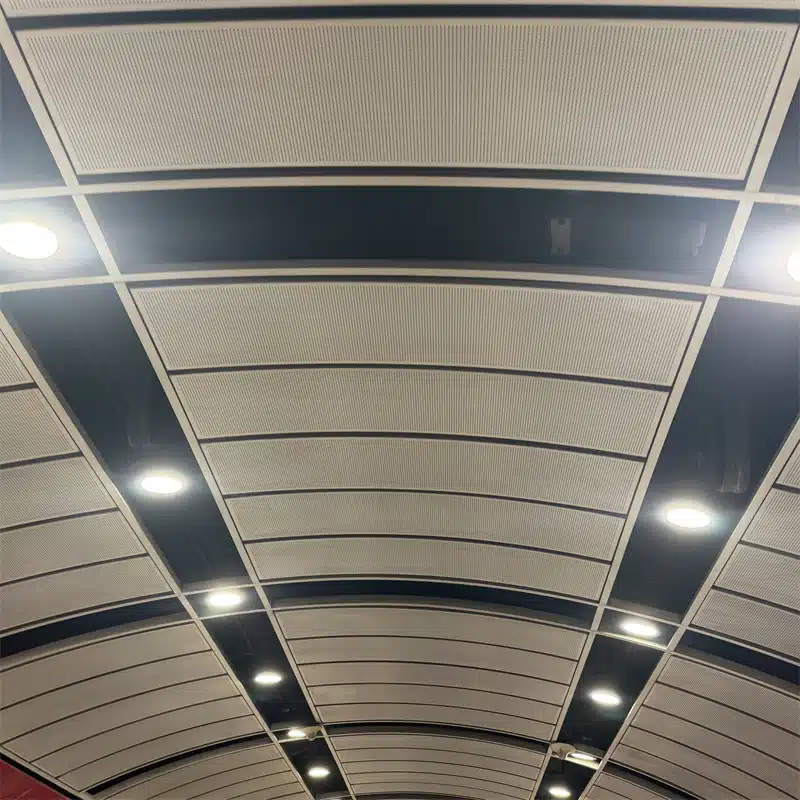 Потолочная панель с алюминиевой перфорацией в интерьере