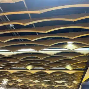 Plafond suspendu en forme de vague ignifugé