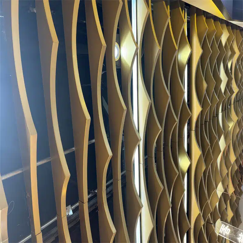 Plafond suspendu en forme de vague ignifugé