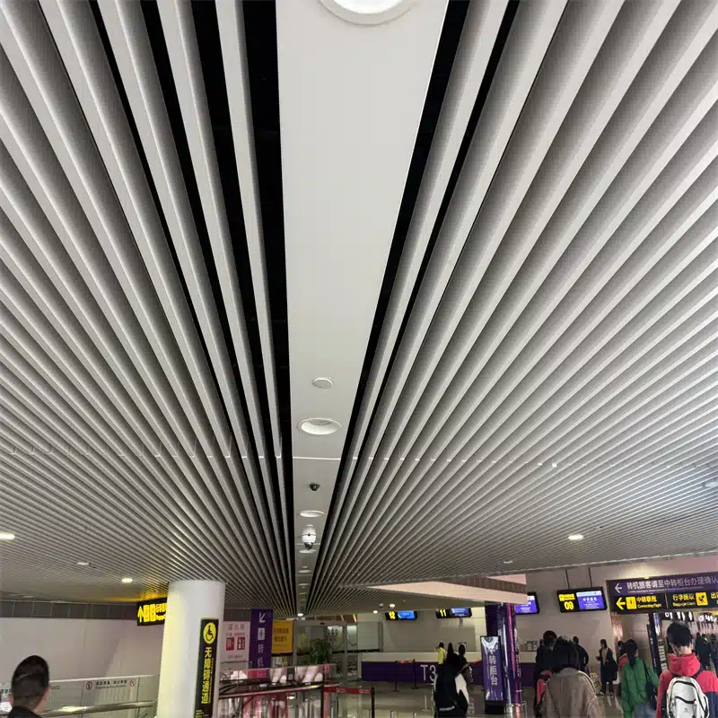 Soffitto a baffle in alluminio bianco Airport