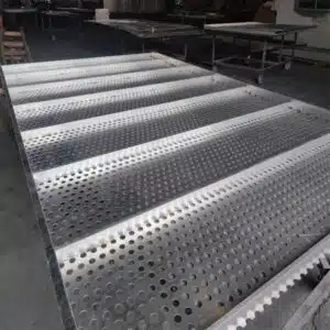 Paneles de aluminio con agujeros circulares