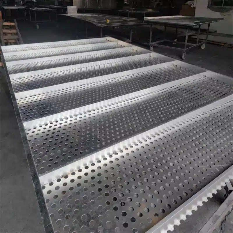 Paneles de aluminio con agujeros circulares