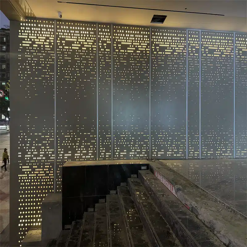 Fachada de aluminio perforado a medida para arquitectura hotelera