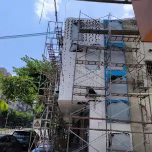 Fachada de aluminio con patrón de orificios triangulares