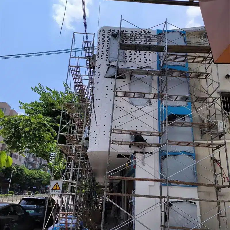 Fachada de aluminio con patrón de orificios triangulares