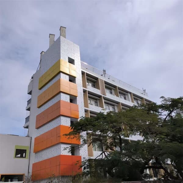 Insegnamento della parete esterna in alluminio dell'edificio