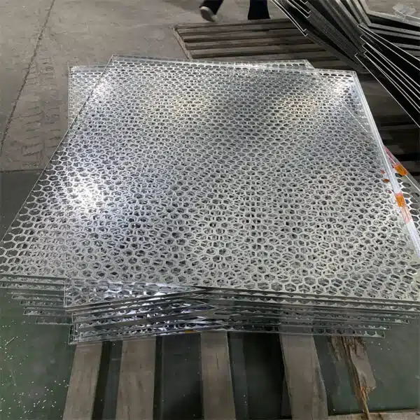 Corte por láser CNC de paneles perforados con forma de diamante
