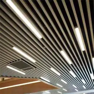 Soffitto metallico per ufficio aperto con illuminazione a led