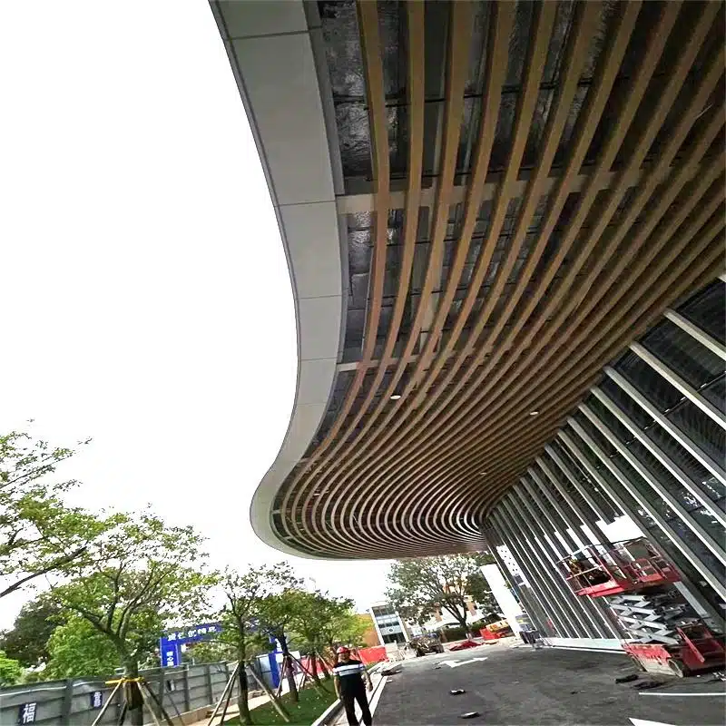 Алюминиевый трубчатый потолок в холле больницы