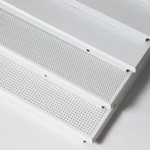 سقف من الألومنيوم ذو فتحات تهوية مع ثقوب