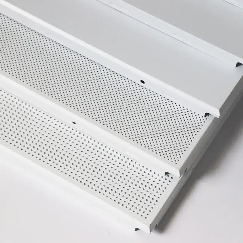 سقف من الألومنيوم ذو فتحات تهوية مع ثقوب