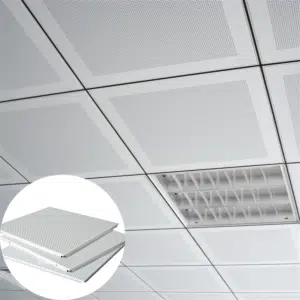 مشبك معدني للتهوية في السقف في دورات المياه بالمول