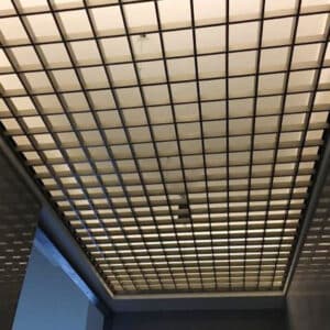 Grille en aluminium résistant à la rouille dans le couloir de l'atrium