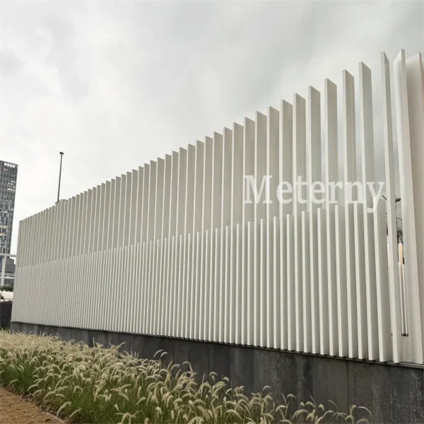 Moderna pared de fachada con sistema de deflectores de aluminio