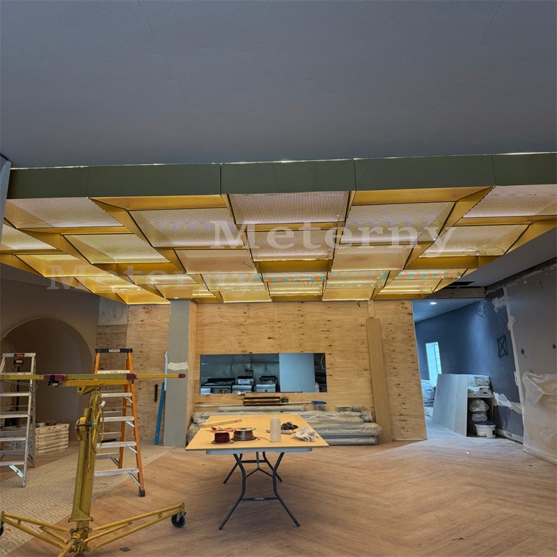 Ristorante contemporaneo chic Soffitto traforato in alluminio