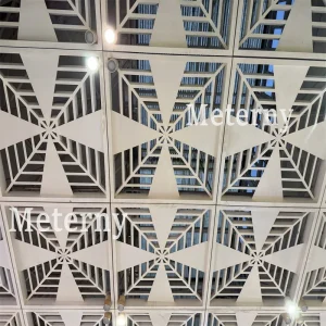 Soffitto quadrato in alluminio con motivo a foglie