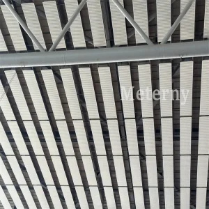 Soffitto modulare forato in alluminio sospeso