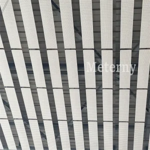Soffitto moderno ventilato in alluminio perforato
