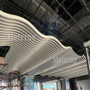 Soffitto ondulato in alluminio a forma di onda