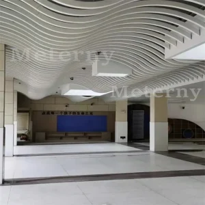 Soffitto a baffle in alluminio ondulato e curvo 3D
