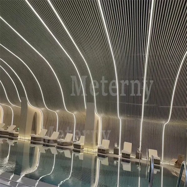 Soffitto in alluminio su misura con illuminazione per piscina