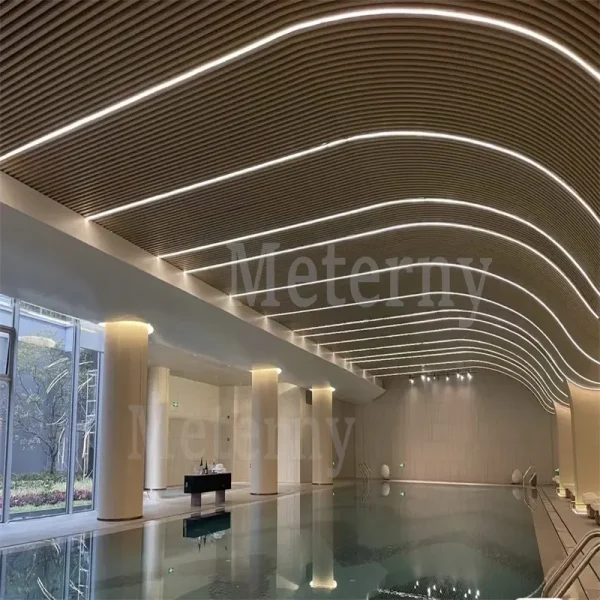 Soffitto a onde della piscina con luci LED