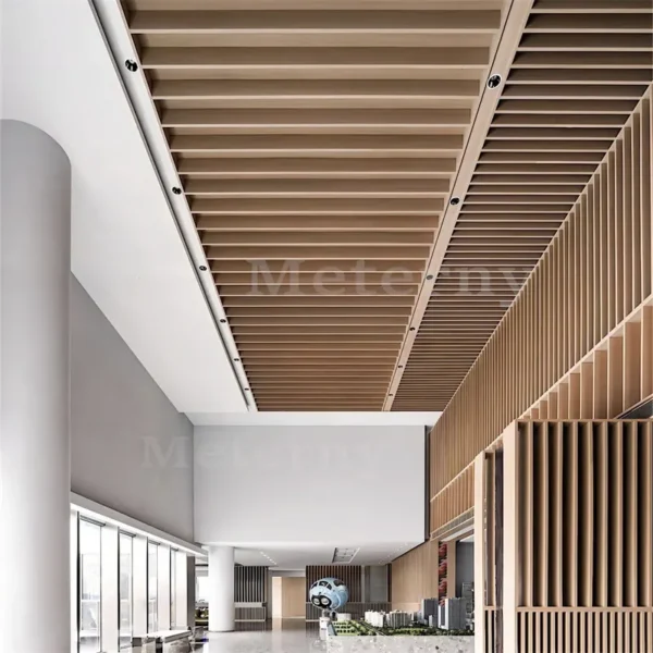 Soffitto in alluminio a doghe per la hall dell'hotel