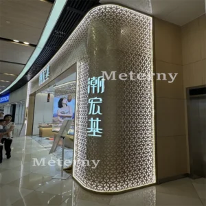 Façade architecturale en aluminium avec motif géométrique en 3D