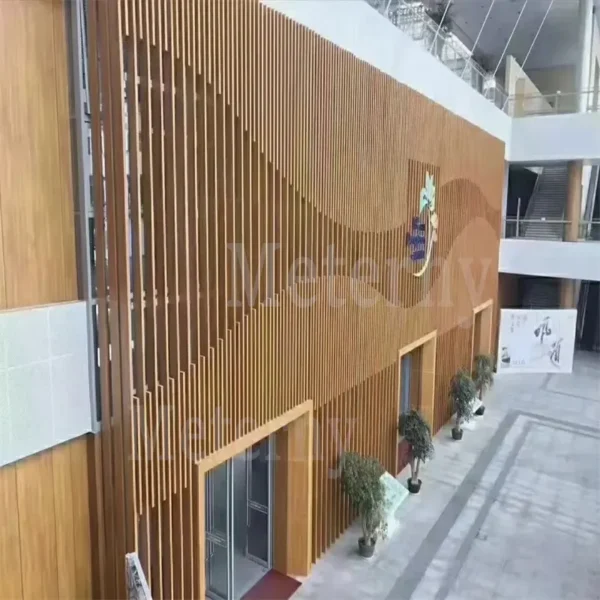 Rivestimento lineare in alluminio per facciate verticali
