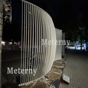 Fachada de tubo cuadrado de aluminio curvado