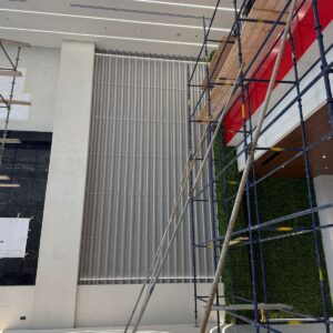 تفاصيل ألواح الألومنيوم المثقوبة ذات الموجات الجيبية - مساحة مفتوحة، وانحناء، ومعالجة الحواف للديكورات الداخلية لبيع السيارات بالتجزئة.