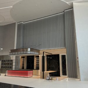 الكسوة المثقوبة المزخرفة لصالة عرض السيارات - تفاعل الإضاءة والتشطيب السطحي على الألومنيوم المائل للموجات.